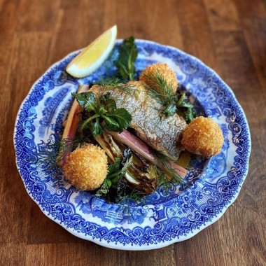Kroketter, fisk och sallad på porslinstallrik