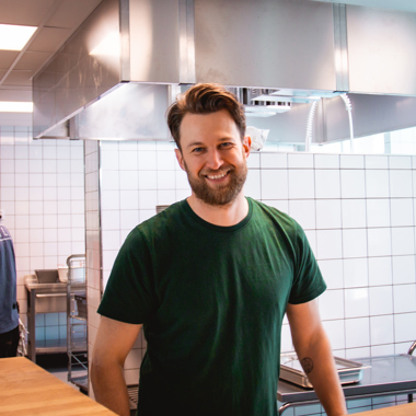 Erik Andersson, kock och restaurangägare på restaurang SPILL.   Foto: Blinka Blå