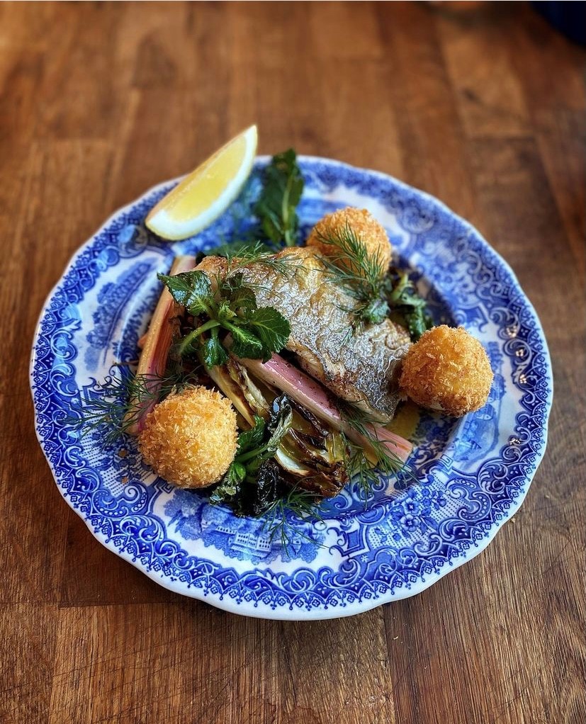 Kroketter, fisk och sallad på porslinstallrik